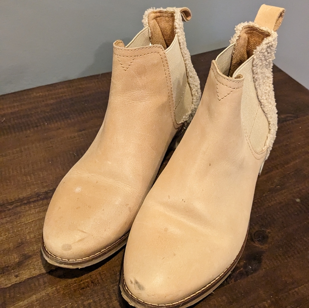Women's size 7 TOMS